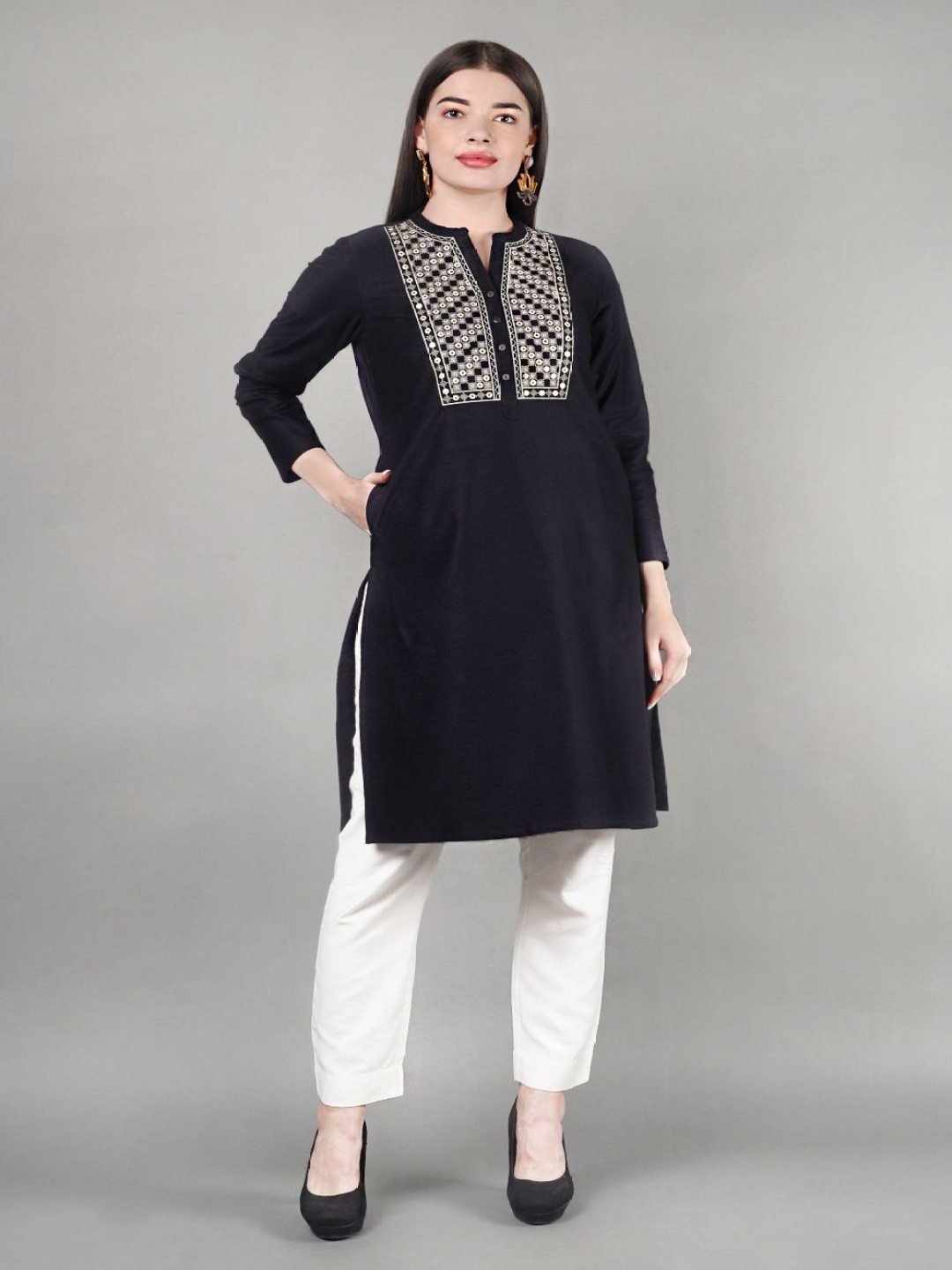 BARARA ETHNIC Geometric Embroidered Thread Work Mandarin Collar Straight Kurta, Black
BARARA ETHNIC Geometric Embroidered Thread Work Mandarin Collar Straight Kurta, Black