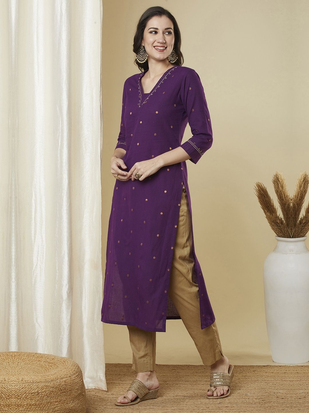 KAMI KUBI Polka Dot Printed Sequinned Embellished Zari V-Neck Pure Cotton Straight Kurta, Purple
KAMI KUBI Polka Dot Printed Sequinned Embellished Zari V-Neck Pure Cotton Straight Kurta, Purple
