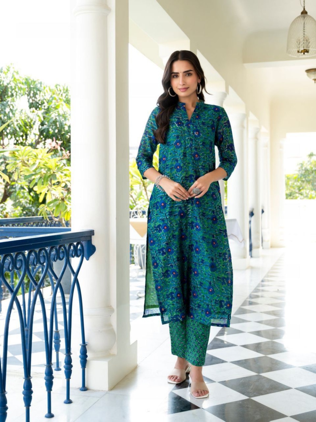 Modestouze Attires Floral Printed Mandarin Collar Straight Kurta With Trousers And Dupatta, Blue
Modestouze Attires Floral Printed Mandarin Collar Straight Kurta With Trousers And Dupatta, Blue