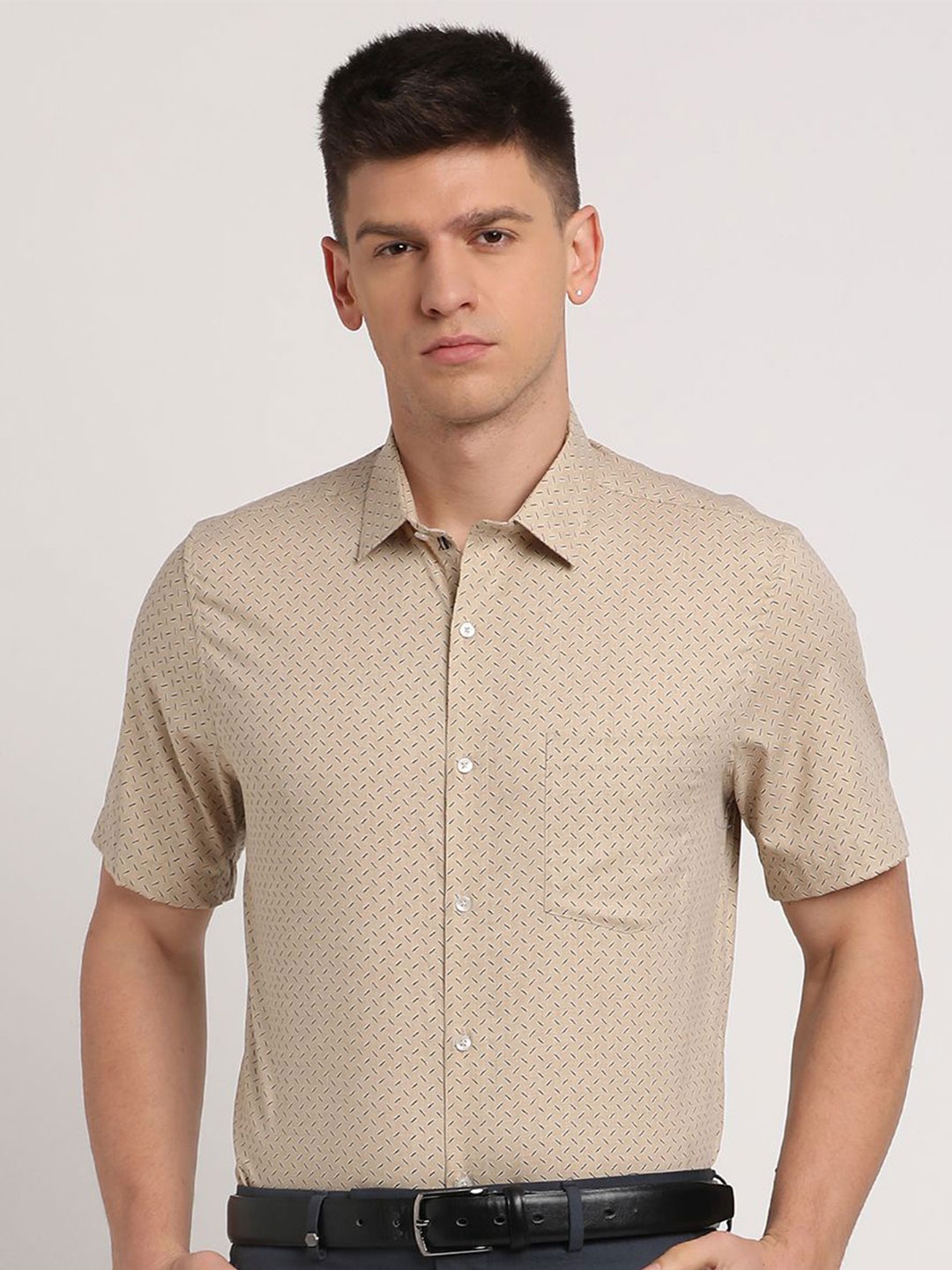 Turtle Men Standard Fit Spread Collar Micro Ditsy Printed Cotton Casual Shirt, Beige
Turtle Men Standard Fit Spread Collar Micro Ditsy Printed Cotton Casual Shirt, Beige