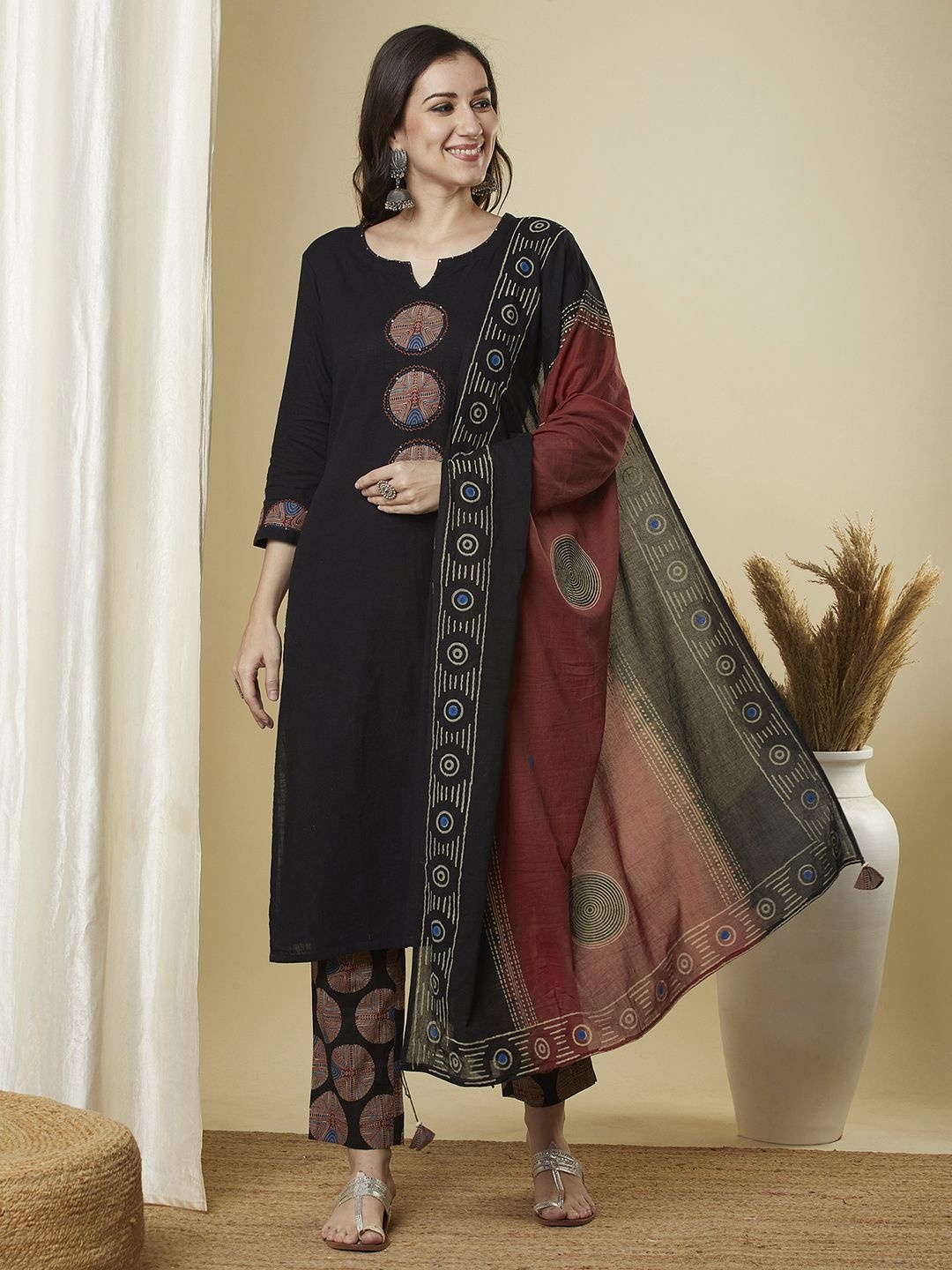 KAMI KUBI Ethnic Motifs Printed Notch Neck Pure Cotton Kurta with Trousers And Dupatta, Black
KAMI KUBI Ethnic Motifs Printed Notch Neck Pure Cotton Kurta with Trousers And Dupatta, Black