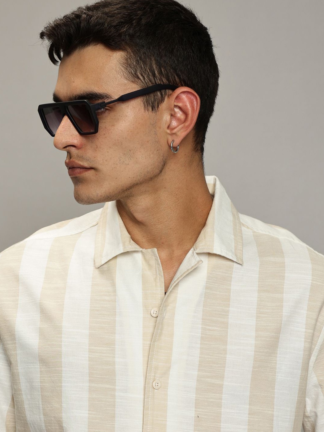 The Roadster Lifestyle Co. Men Premium Relaxed Fit Vertical Striped Cotton Casual Shirt, Beige
The Roadster Lifestyle Co. Men Premium Relaxed Fit Vertical Striped Cotton Casual Shirt, Beige