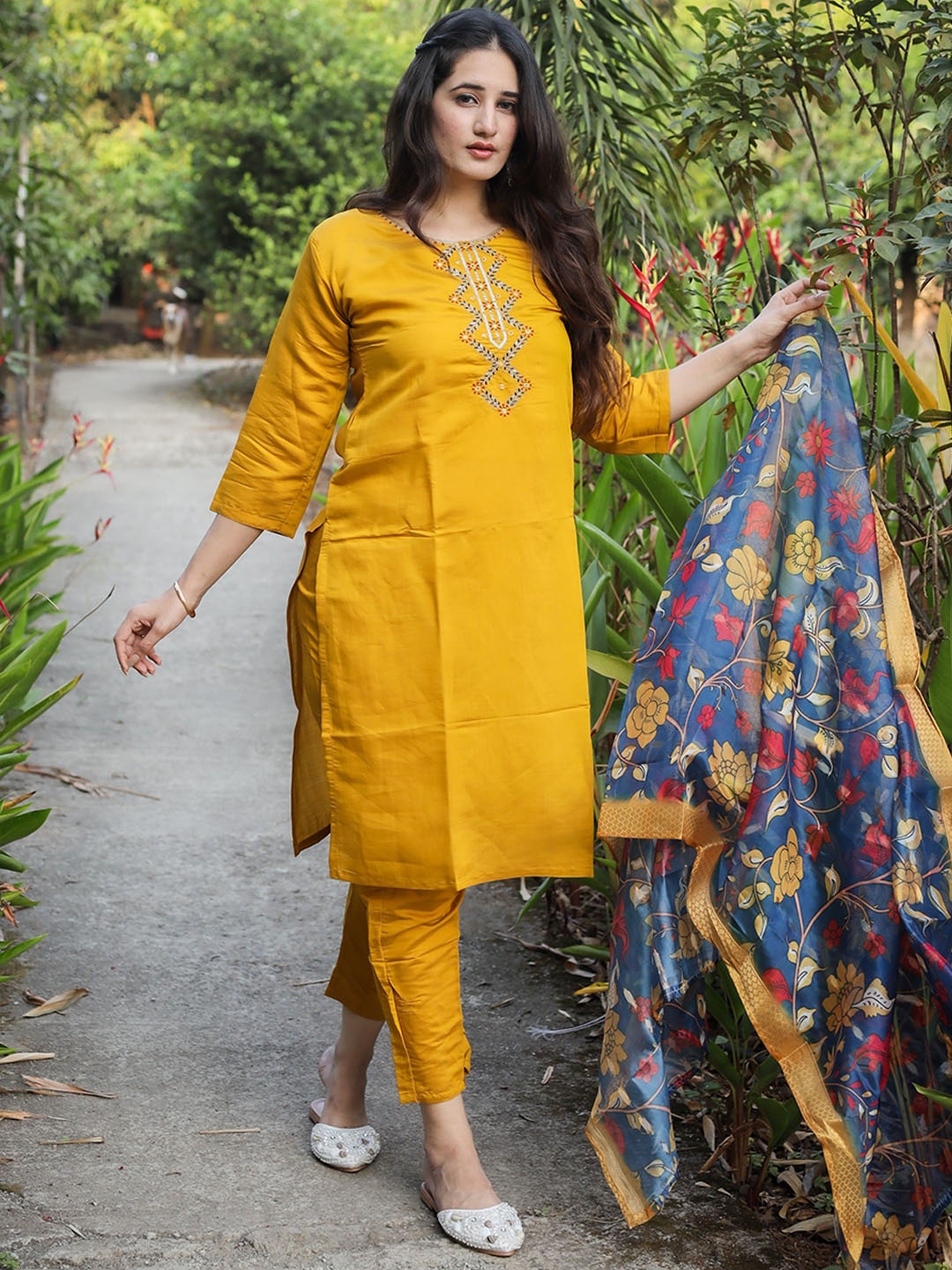 zinzraa Women Floral Yoke Design Regular Thread Work Chanderi Silk Kurta with Trousers & With Dupatta, Mustard
zinzraa Women Floral Yoke Design Regular Thread Work Chanderi Silk Kurta with Trousers & With Dupatta, Mustard