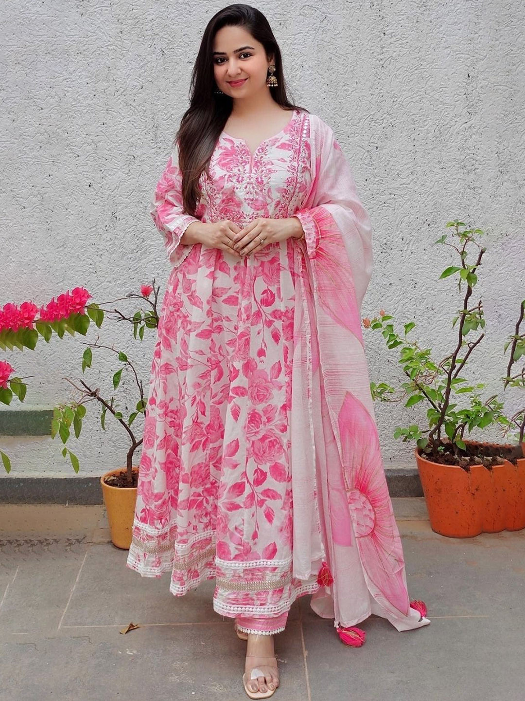 Fabinn Women Floral Printed Regular Thread Work Kurta with Trousers & With Dupatta, Pink
Fabinn Women Floral Printed Regular Thread Work Kurta with Trousers & With Dupatta, Pink