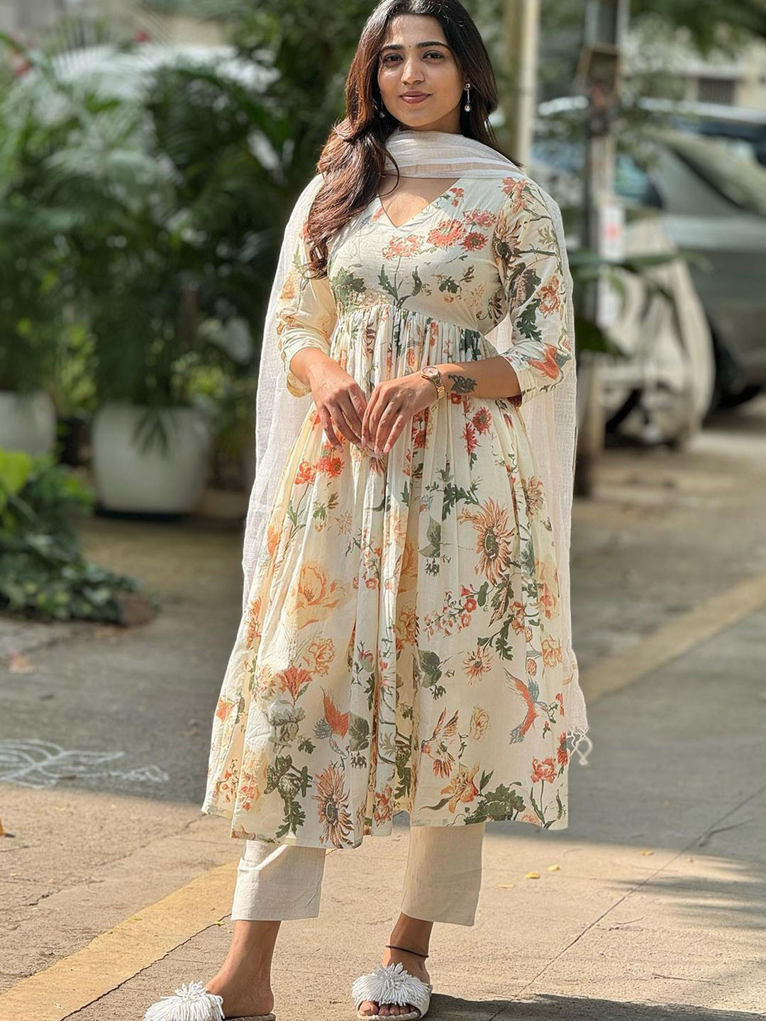 KALINI Women Floral Printed Regular Pure Cotton Top with Trousers & With Dupatta, White 
KALINI Women Floral Printed Regular Pure Cotton Top with Trousers & With Dupatta, White