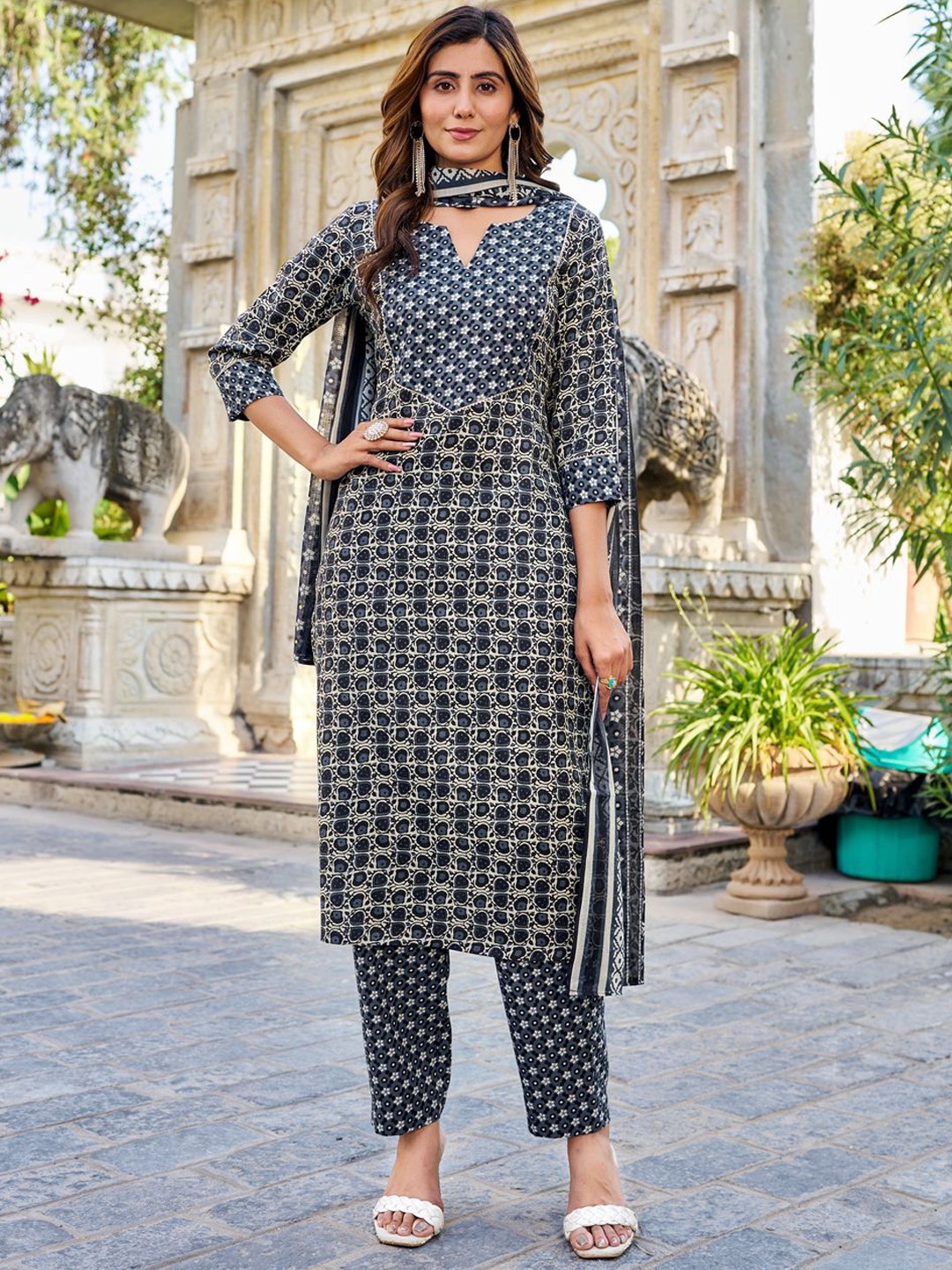 VIBE VISION Women Floral Printed Regular Kurta with Trousers & With Dupatta, Navy blue
VIBE VISION Women Floral Printed Regular Kurta with Trousers & With Dupatta, Navy blue