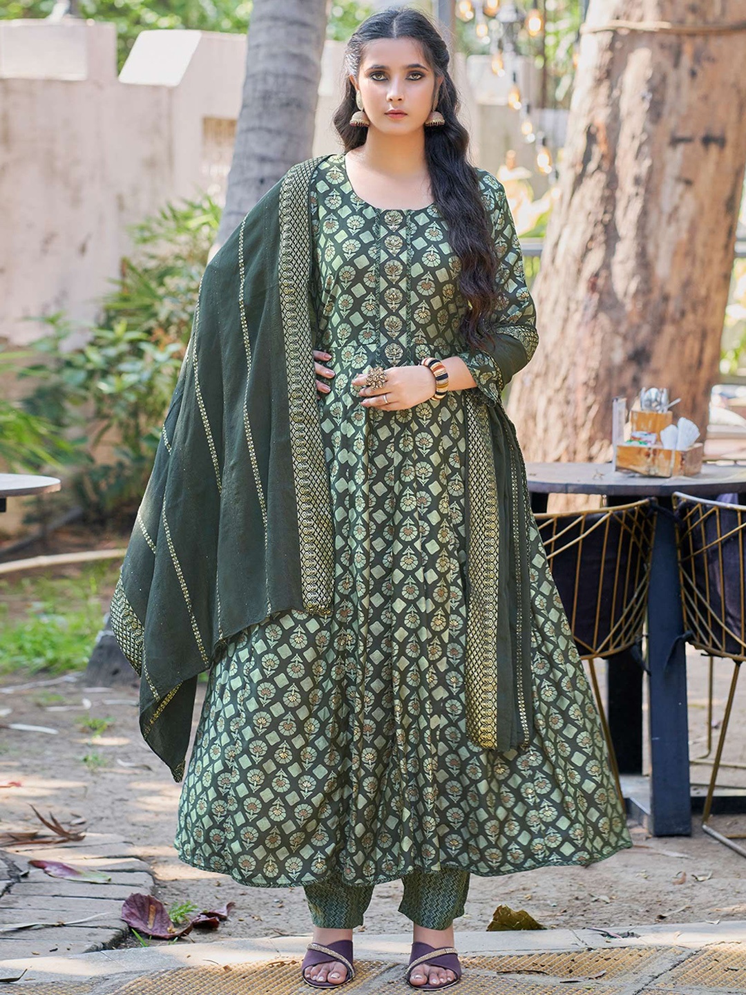 Peachmode Women Floral Printed Regular Chanderi Silk Kurta with Trousers & With Dupatta, Green
Peachmode Women Floral Printed Regular Chanderi Silk Kurta with Trousers & With Dupatta, Green