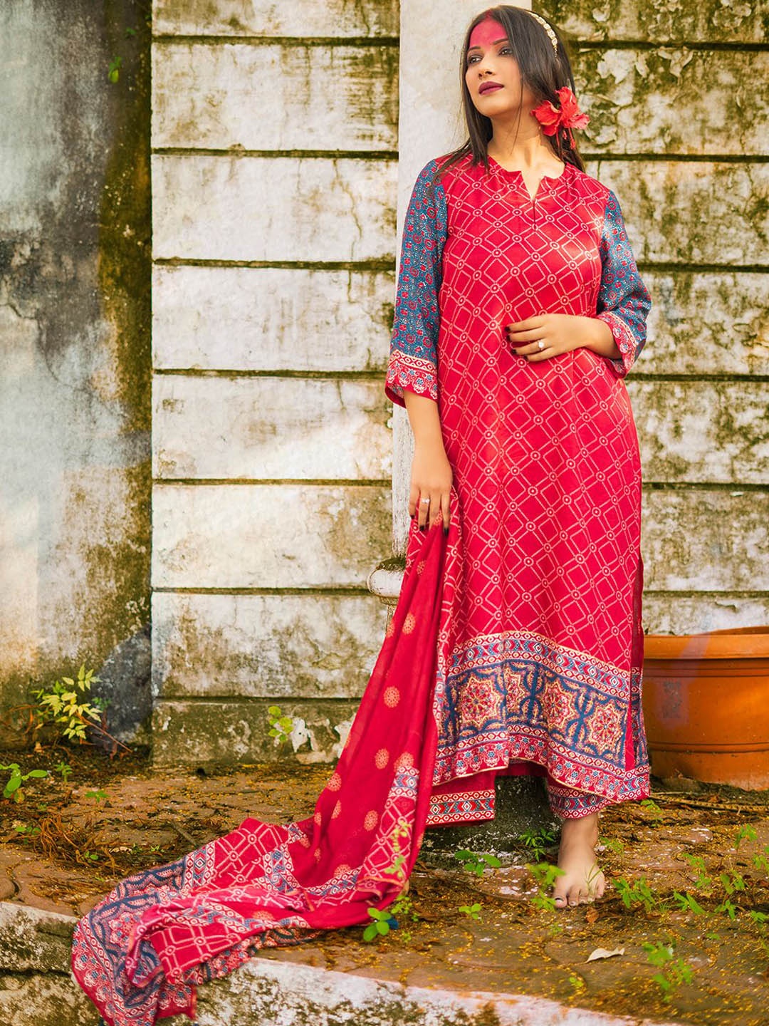 EARTH O FAB Women Ethnic Motifs Printed Regular Pure Silk Kurta with Palazzos & With Dupatta, Red
EARTH O FAB Women Ethnic Motifs Printed Regular Pure Silk Kurta with Palazzos & With Dupatta, Red