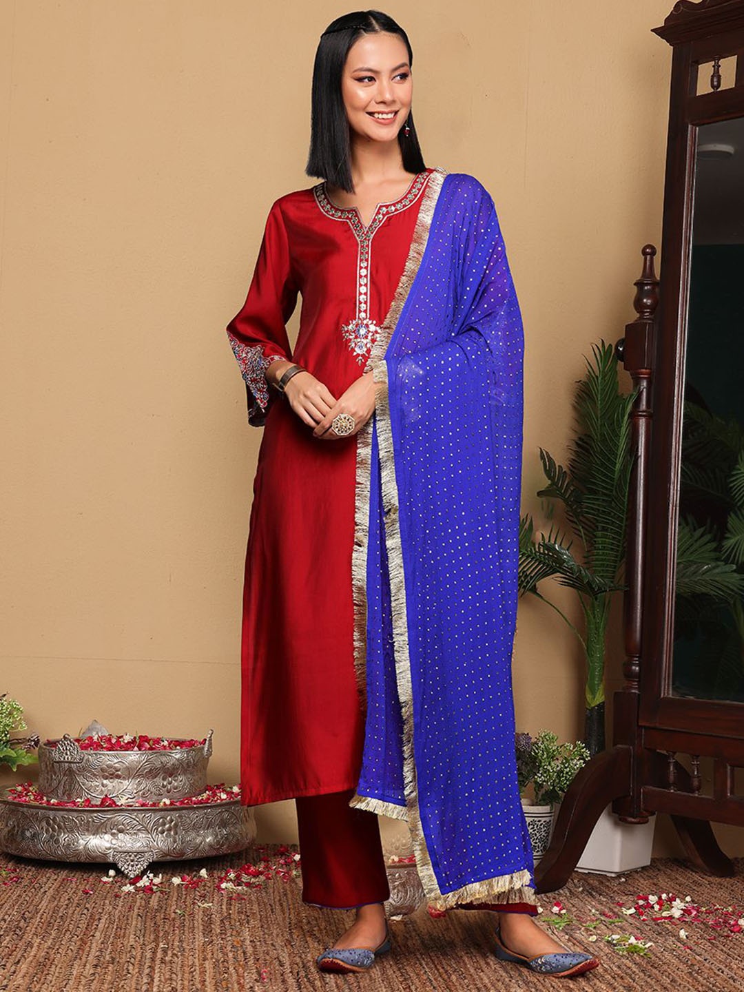 Varanga Women Ethnic Motifs Embroidered Regular Sequinned Kurta with Trousers & With Dupatta, Red
Varanga Women Ethnic Motifs Embroidered Regular Sequinned Kurta with Trousers & With Dupatta, Red