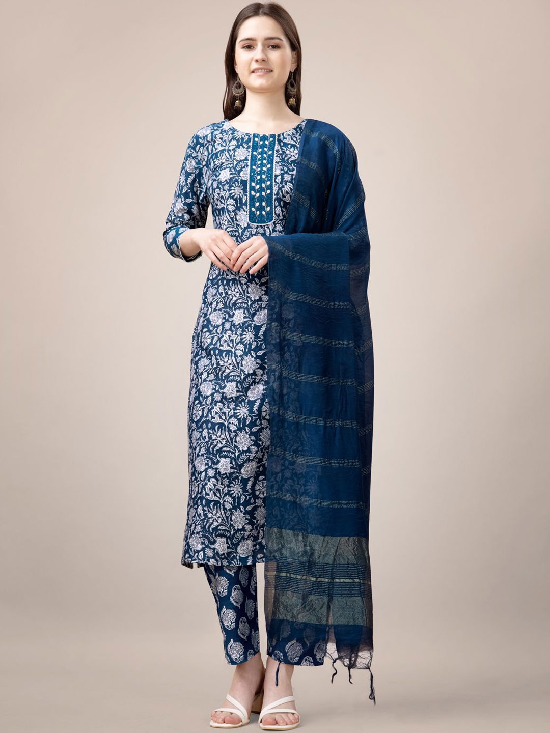 Riddhi Textile Hub Women Ethnic Motifs Printed Regular Thread Work Kurti with Churidar & With Dupatta, Blue
Riddhi Textile Hub Women Ethnic Motifs Printed Regular Thread Work Kurti with Churidar & With Dupatta, Blue