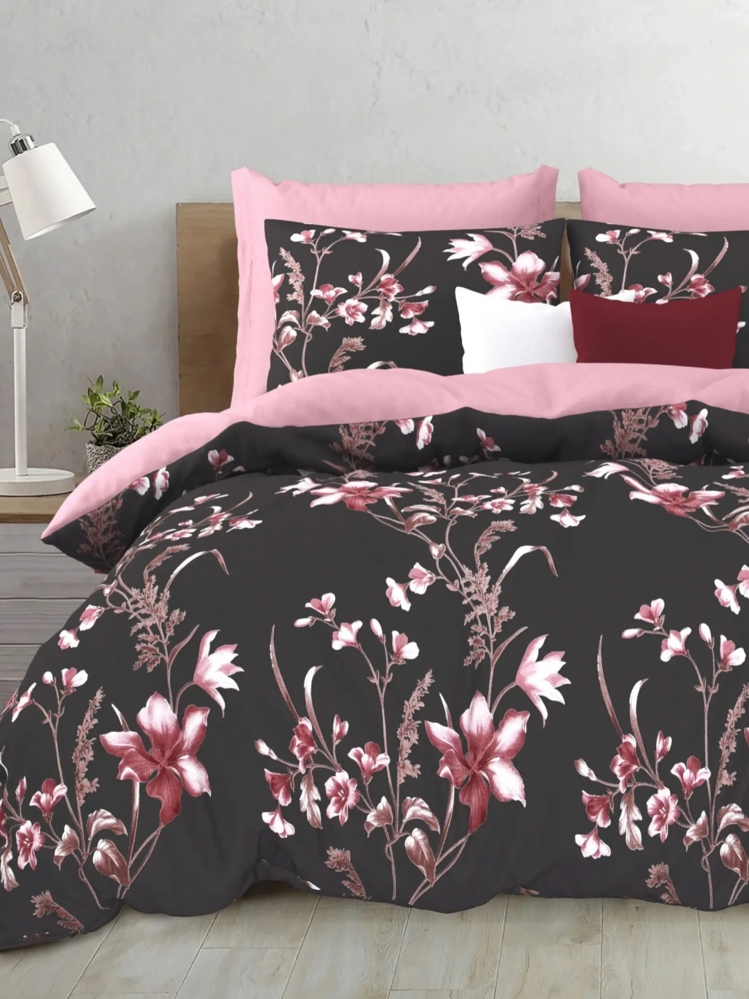LIVING ROOTS Black & Pink Floral Printed 210 TC Cotton King Bedsheet Set 2.64 m x 2.64 m
LIVING ROOTS Black & Pink Floral Printed 210 TC Cotton King Bedsheet Set 2.64 m x 2.64 m