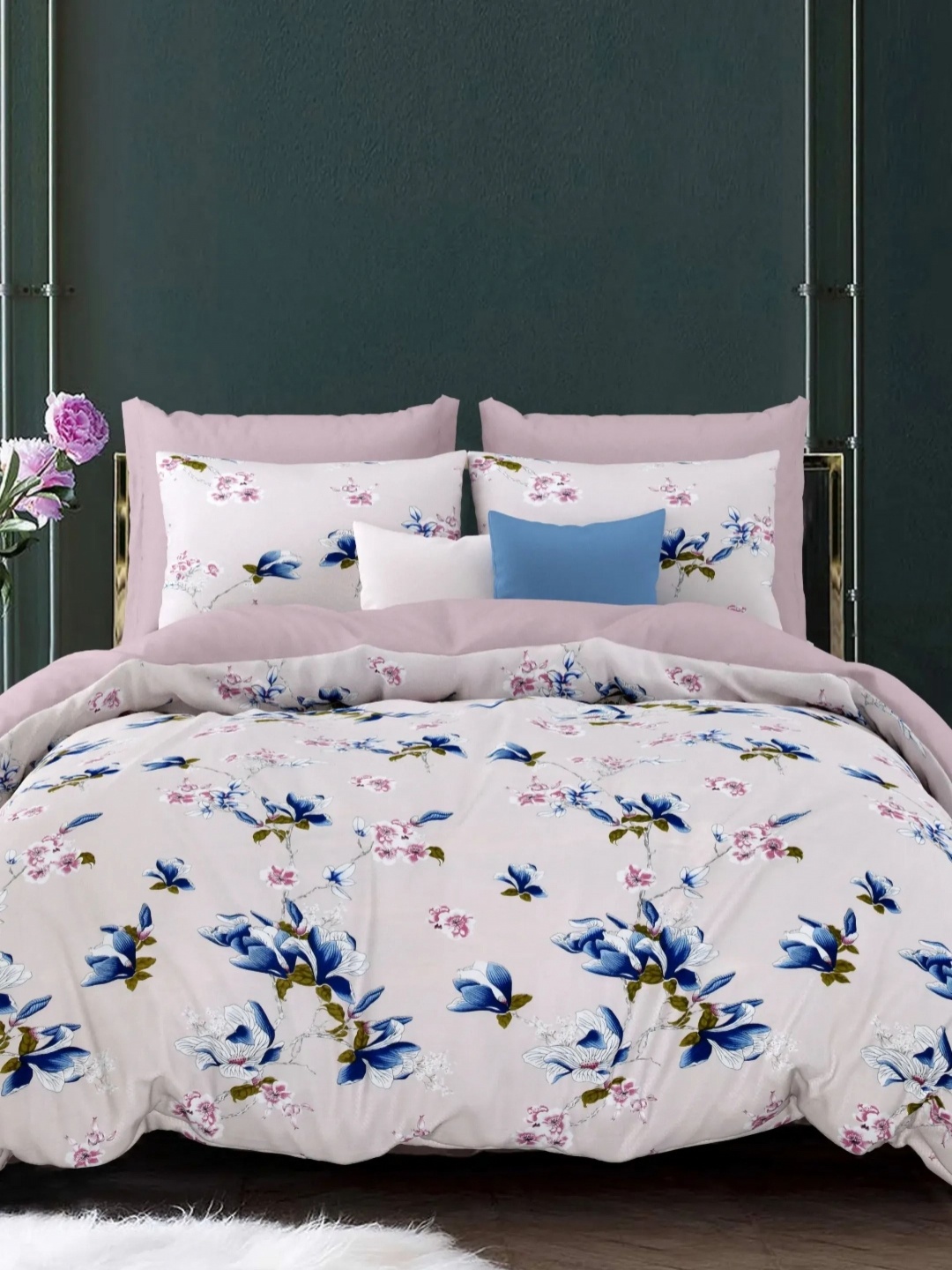 LIVING ROOTS White & Blue Floral Printed 210 TC Cotton King Bedsheet Set 2.64 m x 2.64 m
LIVING ROOTS White & Blue Floral Printed 210 TC Cotton King Bedsheet Set 2.64 m x 2.64 m