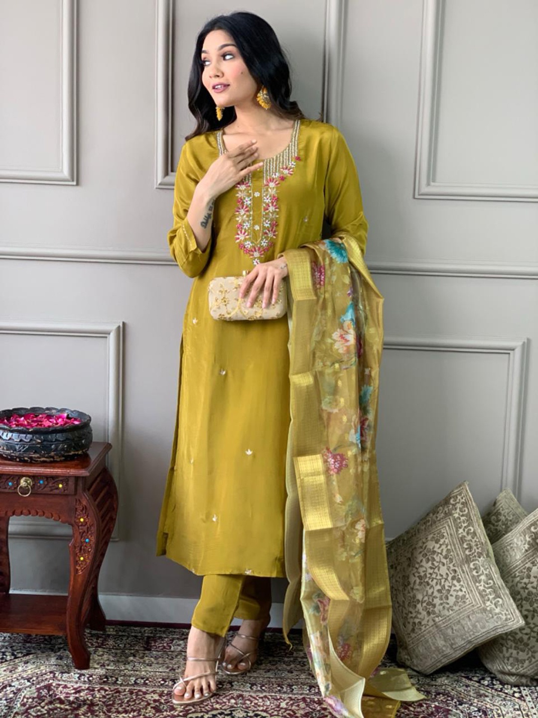 BESUCHER Floral Embroidered Regular Chanderi Silk Kurta With Trouser With Dupatta, Mustard
BESUCHER Floral Embroidered Regular Chanderi Silk Kurta With Trouser With Dupatta, Mustard