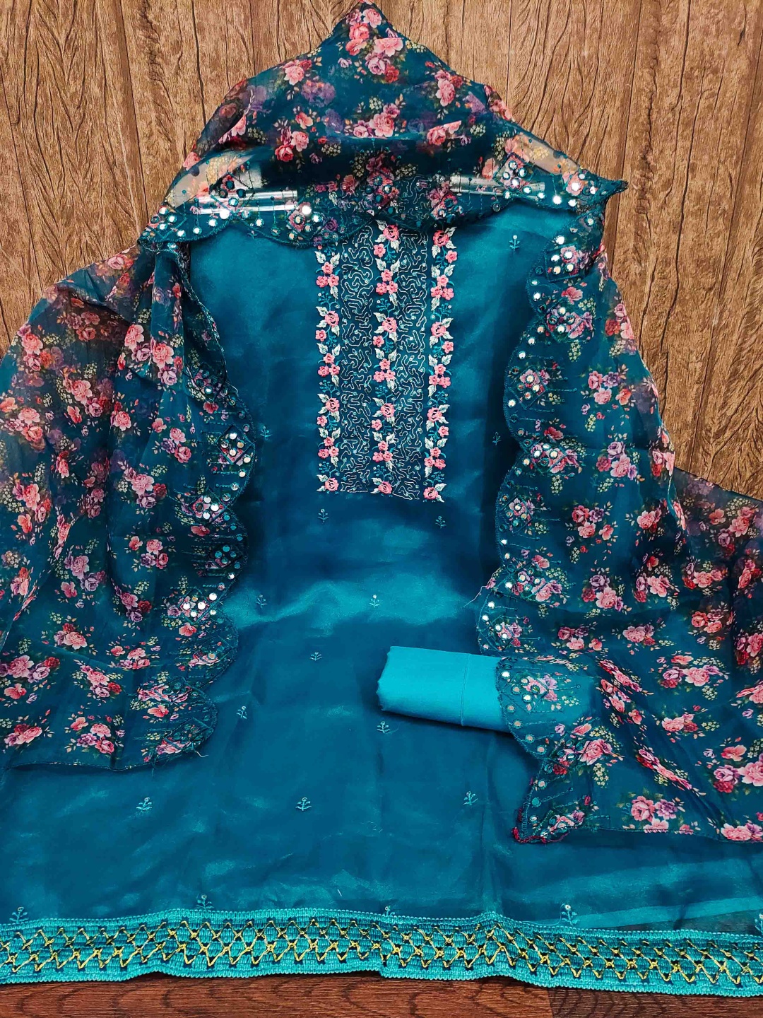 Maroosh Floral Embroidered Sequinned Organza Unstitched Dress Material, Turquoise blue
Maroosh Floral Embroidered Sequinned Organza Unstitched Dress Material, Turquoise blue