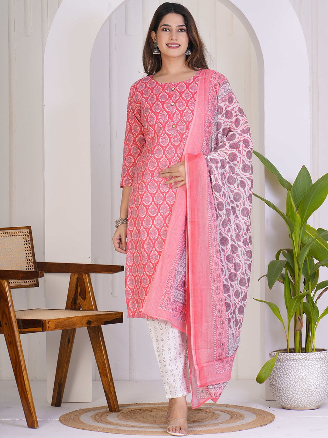 Kamayra Ethnic Motifs Printed Round Neck Straight Kurta with Trousers & Dupatta, Pink
Kamayra Ethnic Motifs Printed Round Neck Straight Kurta with Trousers & Dupatta, Pink