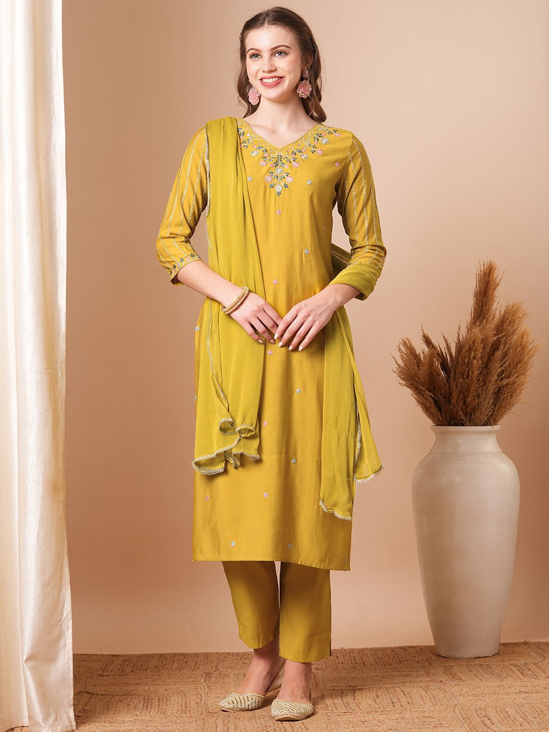 FASHOR Ethnic Motifs Embroidered Zardozi Straight Kurta With Trousers & Dupatta, Lime green
FASHOR Ethnic Motifs Embroidered Zardozi Straight Kurta With Trousers & Dupatta, Lime green