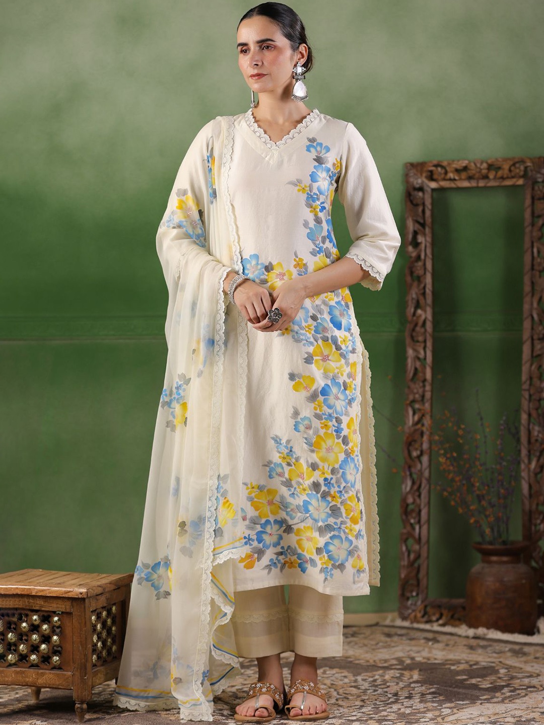 Geroo Luxe Floral Printed Chanderi Cotton A-Line Kurta With Trouser & Dupatta, White
Geroo Luxe Floral Printed Chanderi Cotton A-Line Kurta With Trouser & Dupatta, White