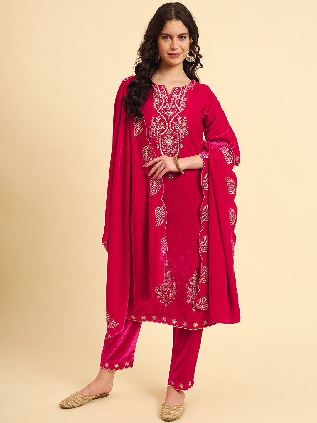 Yufta Ethnic Motifs Embroidered Regular Velvet Straight Kurta with Trousers & Dupatta, Pink
Yufta Ethnic Motifs Embroidered Regular Velvet Straight Kurta with Trousers & Dupatta, Pink