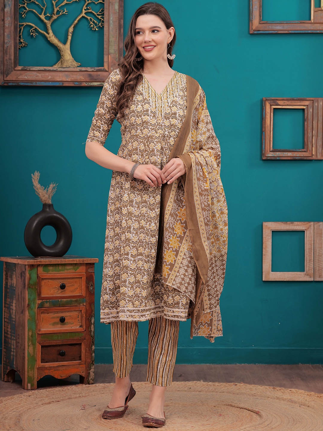 kipek Floral Printed Panelled Sequinned Pure Cotton Kurta with Trouser & Dupatta, Brown
kipek Floral Printed Panelled Sequinned Pure Cotton Kurta with Trouser & Dupatta, Brown