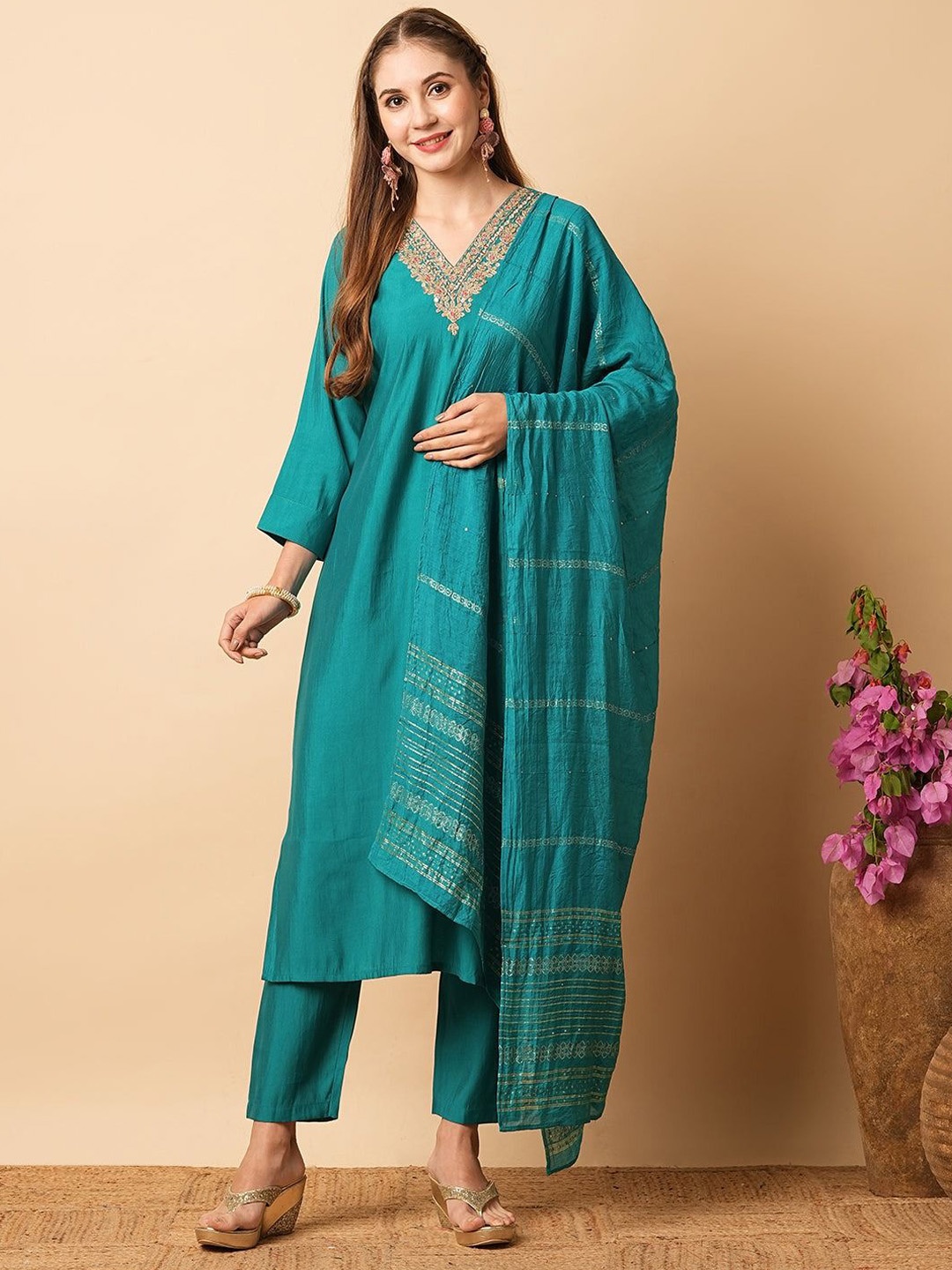 HERE&NOW V-Neck Regular Chanderi Silk Straight Kurta with Palazzos & Dupatta, Turquoise blue
HERE&NOW V-Neck Regular Chanderi Silk Straight Kurta with Palazzos & Dupatta, Turquoise blue