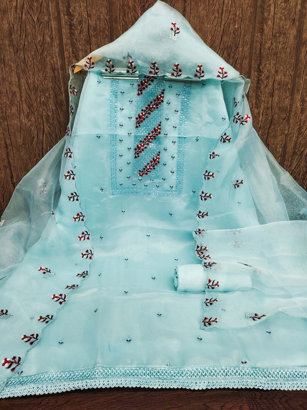 Maroosh Floral Embroidered Beads and Stones Organza Unstitched Dress Material, Sea green
Maroosh Floral Embroidered Beads and Stones Organza Unstitched Dress Material, Sea green