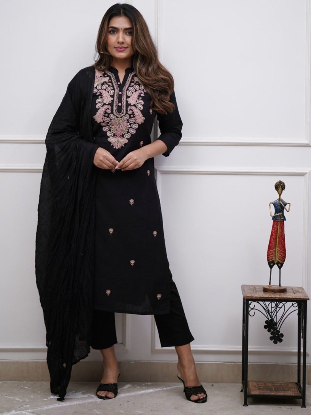 BLACK SCISSOR Paisley Embroidered Chanderi Silk Straight Kurta With Trousers & Dupatta
BLACK SCISSOR Paisley Embroidered Chanderi Silk Straight Kurta With Trousers & Dupatta