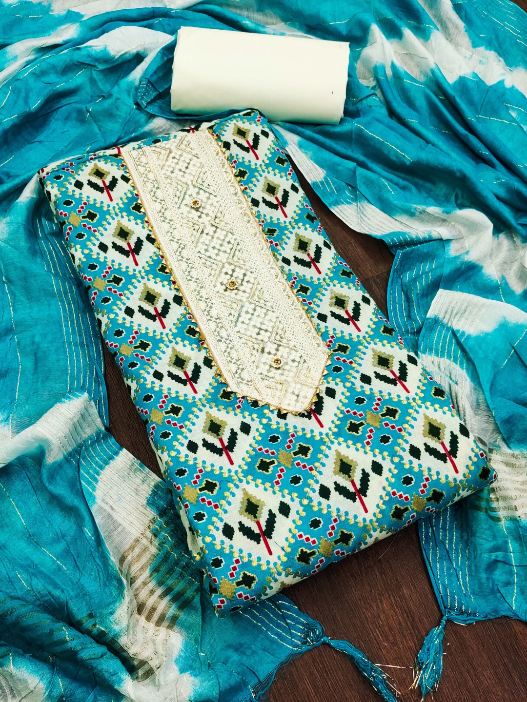 Maroosh Ethnic Motifs Printed Sequinned Cotton Unstitched Dress Material, Turquoise blue
Maroosh Ethnic Motifs Printed Sequinned Cotton Unstitched Dress Material, Turquoise blue