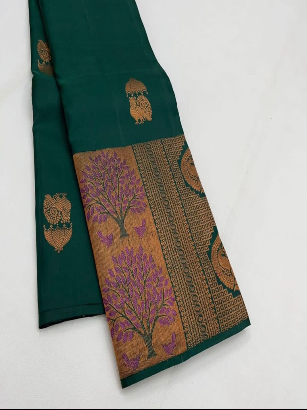 Visit Wear Woven Design Zari Pure Silk Banarasi Saree, Green 
Visit Wear Woven Design Zari Pure Silk Banarasi Saree, Green