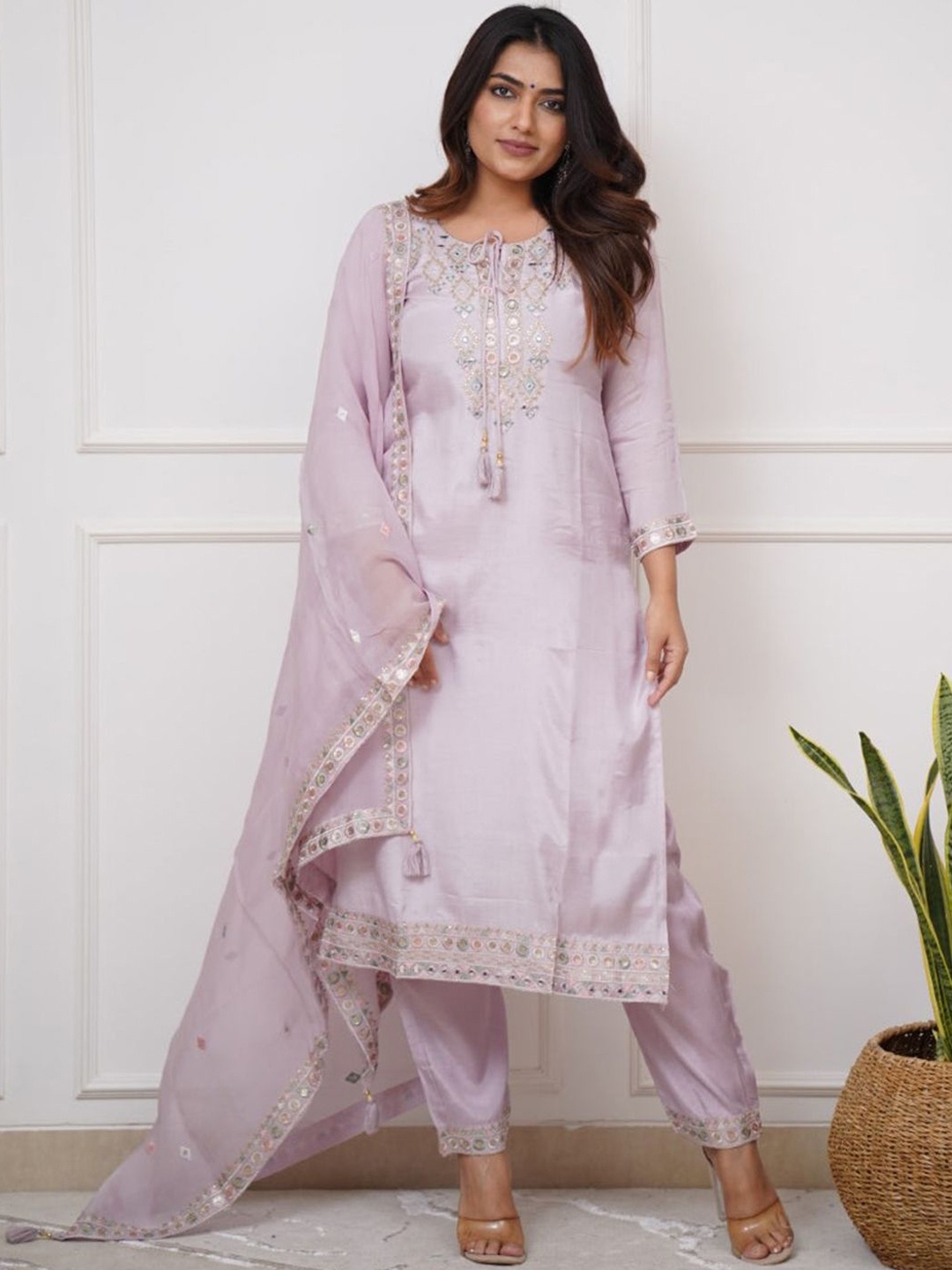 Lilots Geometric Embroidered Thread Work Straight Kurta with Trouser & Dupatta, Pink
Lilots Geometric Embroidered Thread Work Straight Kurta with Trouser & Dupatta, Pink
