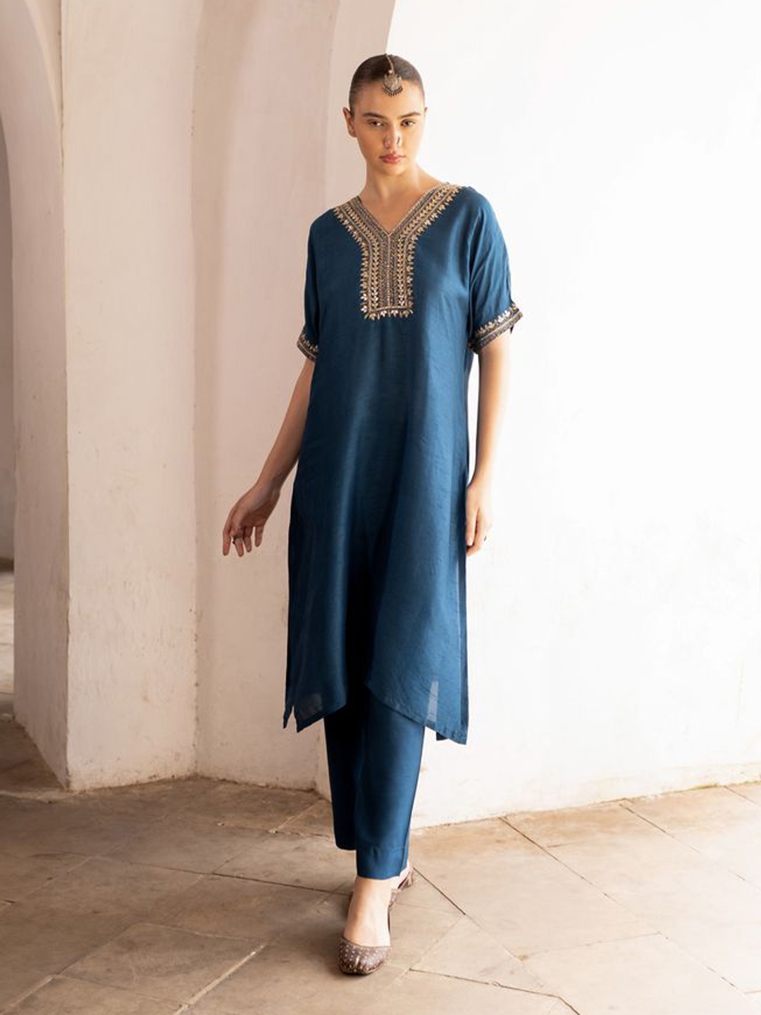 KARAJ JAIPUR Floral Embroidered Regular Thread Work Chanderi Cotton Kurta with Trousers, Blue
KARAJ JAIPUR Floral Embroidered Regular Thread Work Chanderi Cotton Kurta with Trousers, Blue