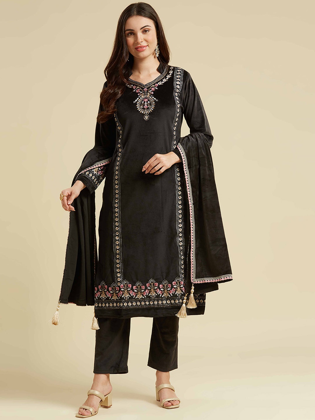 Peachmode Floral Embroidered Thread Work Velvet Kurta with Trousers & Dupatta, Black
Peachmode Floral Embroidered Thread Work Velvet Kurta with Trousers & Dupatta, Black
