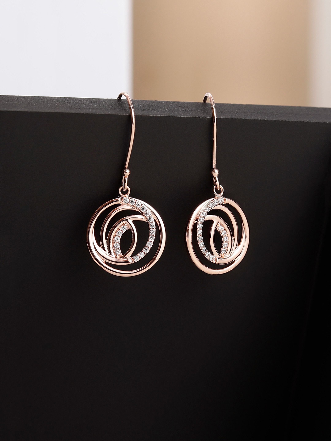 DIAVO Rose Gold-Plated 925 Sterling Silver Cubic Zirconia Contemporary Drop Earrings
DIAVO Rose Gold-Plated 925 Sterling Silver Cubic Zirconia Contemporary Drop Earrings