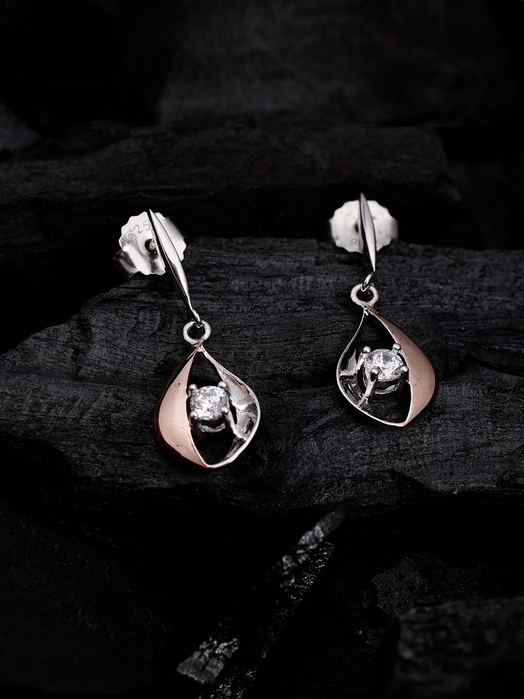 DIAVO Rose Gold-Plated 925 Sterling Silver Cubic Zirconia Contemporary Drop Earrings
DIAVO Rose Gold-Plated 925 Sterling Silver Cubic Zirconia Contemporary Drop Earrings