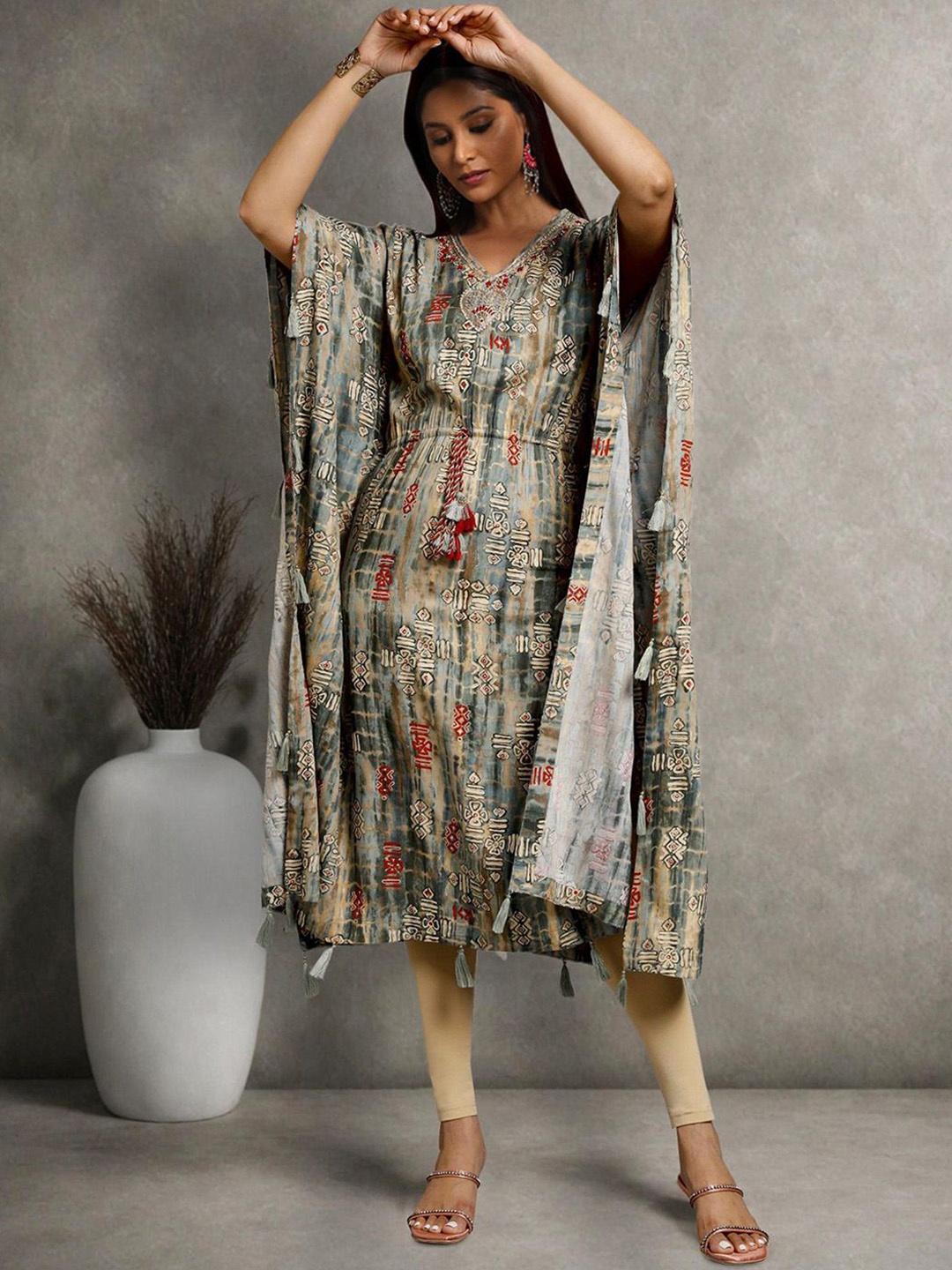 HERE&NOW Geometric Printed V-Neck Three-Quarter Sleeves Regular Thread Work Kaftan Kurta, Grey
HERE&NOW Geometric Printed V-Neck Three-Quarter Sleeves Regular Thread Work Kaftan Kurta, Grey