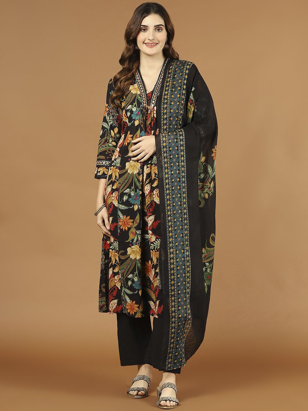 Meena Bazaar Floral Printed V-Neck Regular Thread Work Kurta & Trouser & Dupatta, Black
Meena Bazaar Floral Printed V-Neck Regular Thread Work Kurta & Trouser & Dupatta, Black