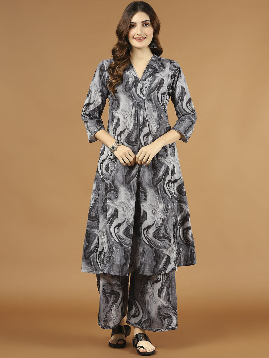 Meena Bazaar Abstract Printed V-Neck Printed Regular Mirror Work Kurta With Palazzo, Grey
Meena Bazaar Abstract Printed V-Neck Printed Regular Mirror Work Kurta With Palazzo, Grey
