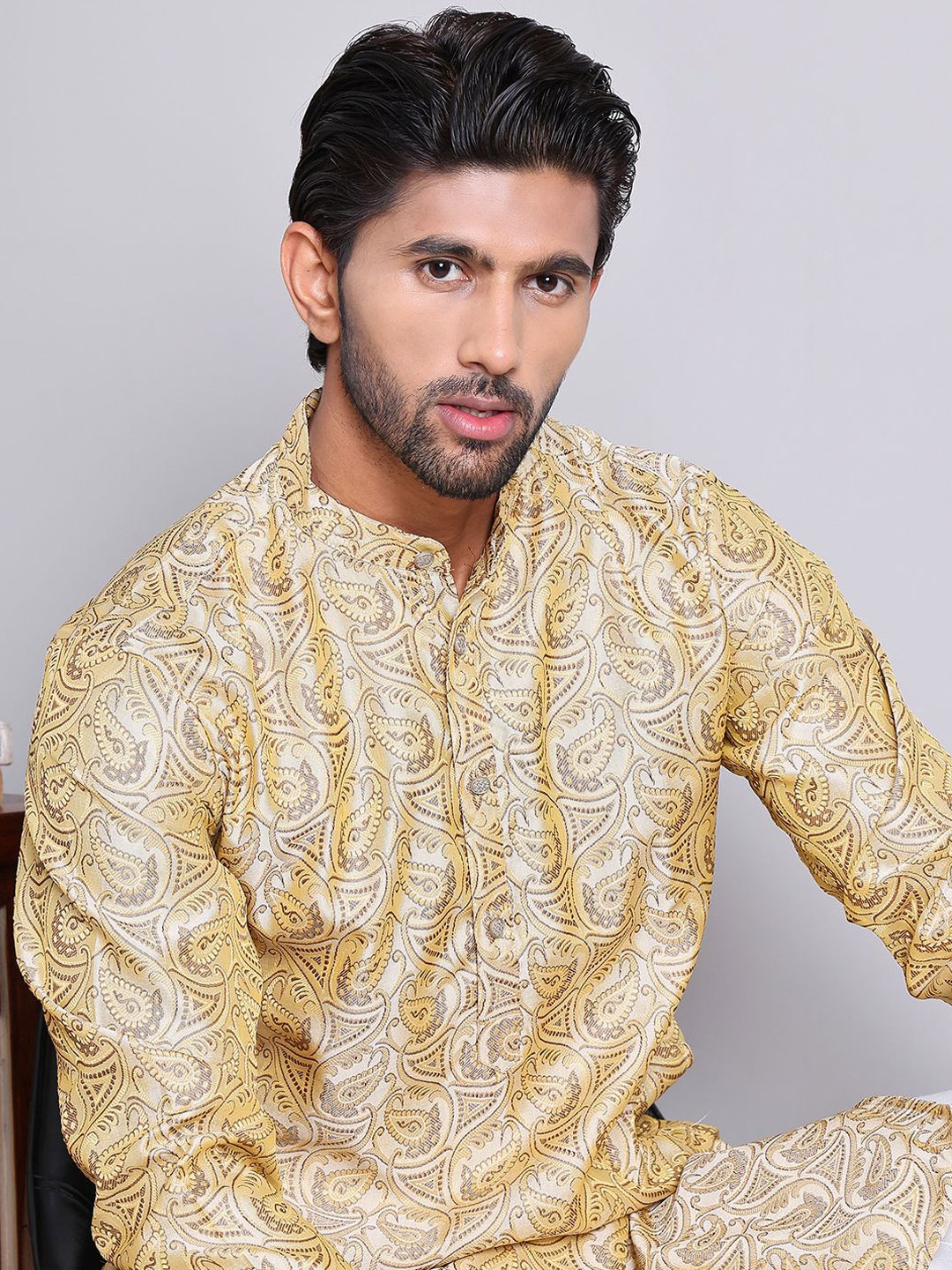 Jompers Paisley Woven Design Mandarin Collar Jacquard Weave Silk Cotton Kurta with Pyjamas, Gold
Jompers Paisley Woven Design Mandarin Collar Jacquard Weave Silk Cotton Kurta with Pyjamas, Gold