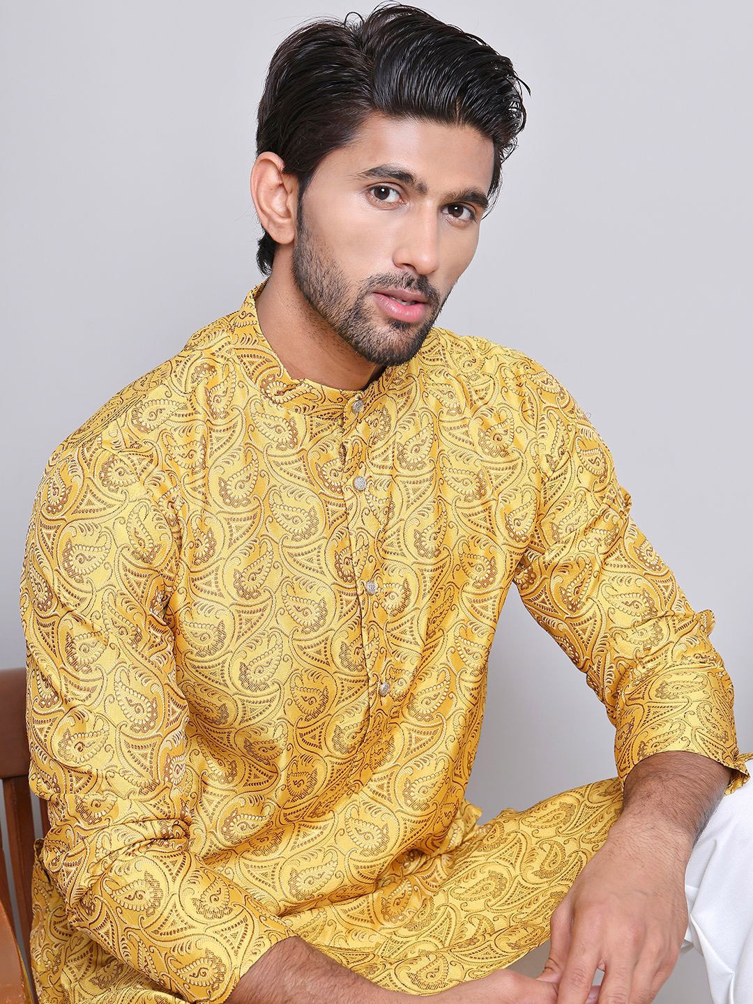 Jompers Paisley Woven Design Mandarin Collar Jacquard Weave Silk Cotton Kurta with Pyjamas, Yellow
Jompers Paisley Woven Design Mandarin Collar Jacquard Weave Silk Cotton Kurta with Pyjamas, Yellow
