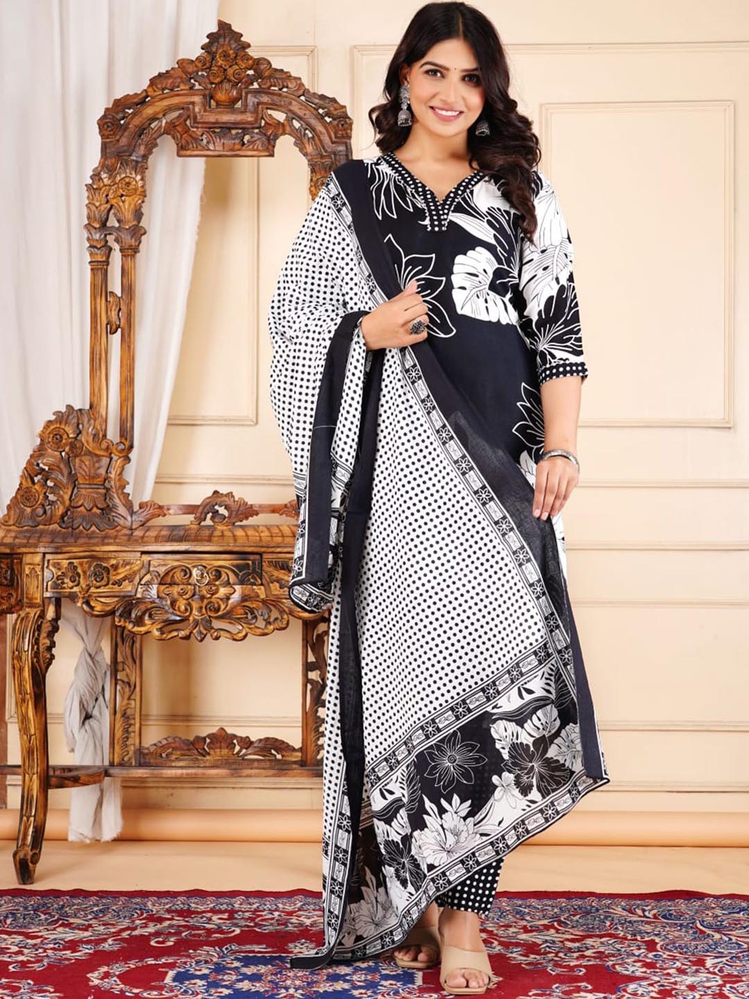 Meena Bazaar Floral Printed V-Neck Three-Quarter Sleeves Regular Kurta & Trouser & Dupatta, Black
Meena Bazaar Floral Printed V-Neck Three-Quarter Sleeves Regular Kurta & Trouser & Dupatta, Black