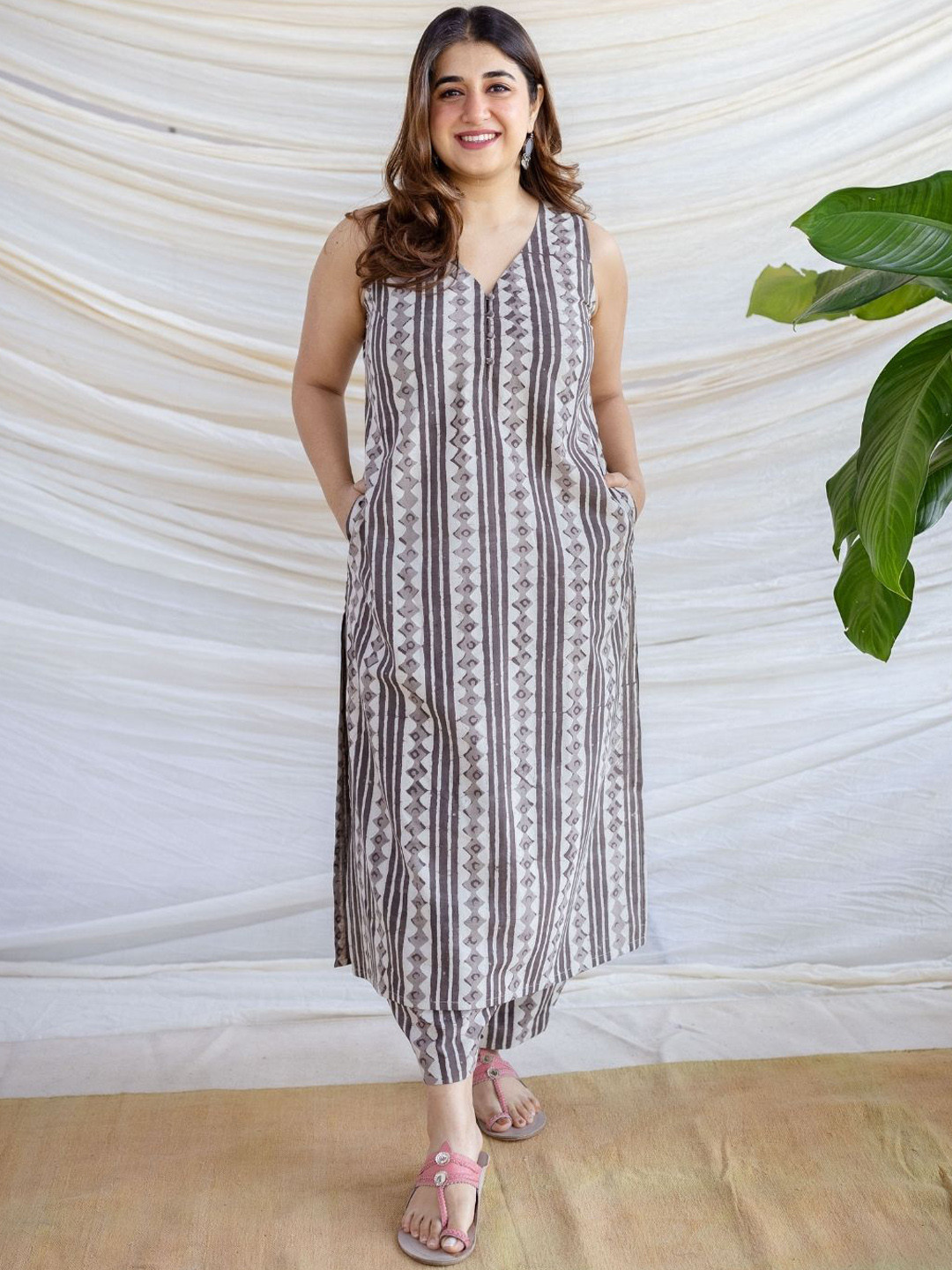 THE INDIAN ETHNIC CO Geometric Block Printed V-Neck Sleeveless Cotton Straight Kurta, Grey
THE INDIAN ETHNIC CO Geometric Block Printed V-Neck Sleeveless Cotton Straight Kurta, Grey