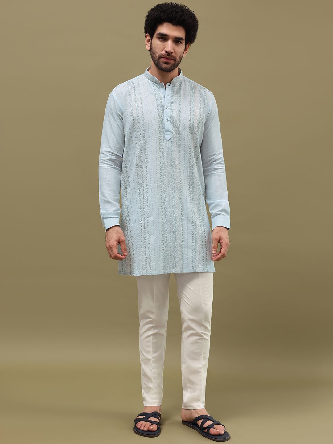 KALKI Fashion Men Ethnic Motifs Embroidered Regular Thread Work Kurta with Pyjamas, Blue
KALKI Fashion Men Ethnic Motifs Embroidered Regular Thread Work Kurta with Pyjamas, Blue
