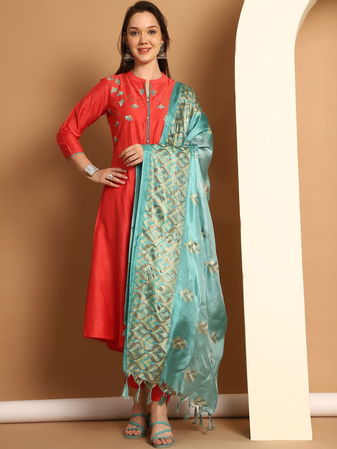 Jompers Women Floral Embroidered Regular Chikankari Kurta with Trousers & With Dupatta, Red
Jompers Women Floral Embroidered Regular Chikankari Kurta with Trousers & With Dupatta, Red
