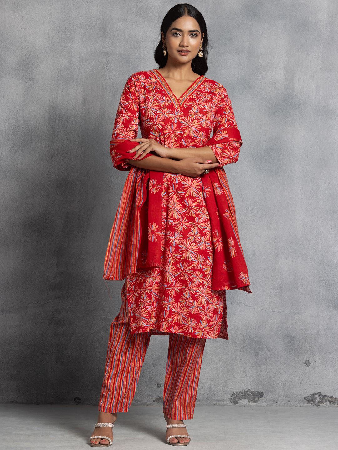 Rang by Indya Floral Printed Regular Pure Cotton Straight Kurta With Trousers & Dupatta, Red
Rang by Indya Floral Printed Regular Pure Cotton Straight Kurta With Trousers & Dupatta, Red
