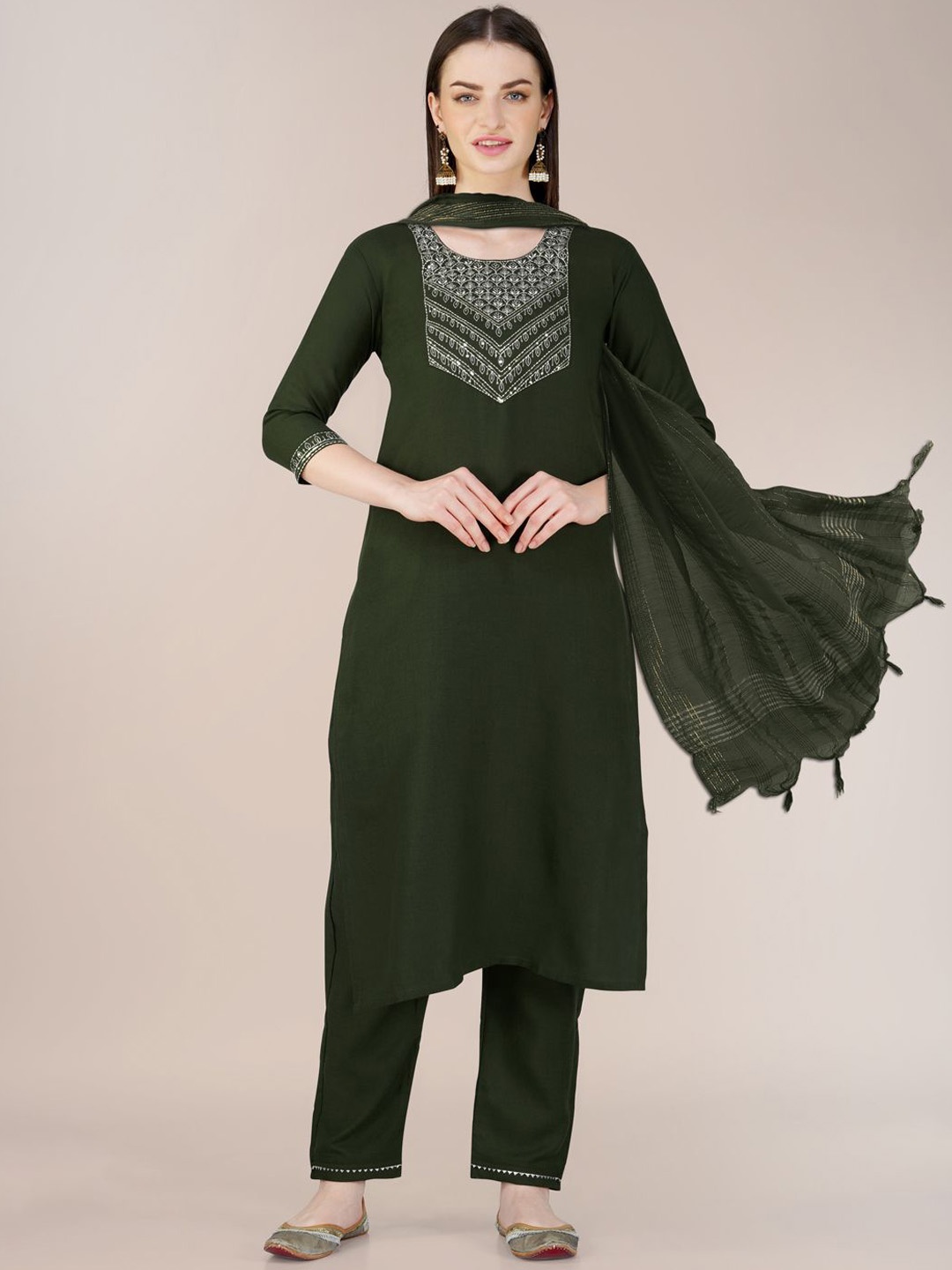Rujave Women Floral Embroidered Regular Sequinned Kurta with Trousers & With Dupatta, Green
Rujave Women Floral Embroidered Regular Sequinned Kurta with Trousers & With Dupatta, Green