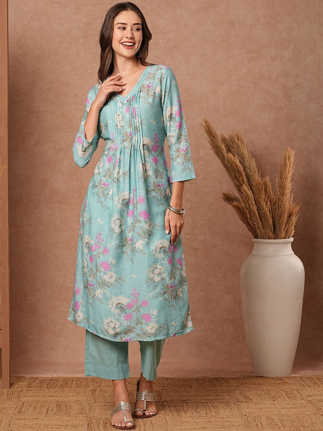 FASHOR Women Floral Printed Regular Beads and Stones Pure Cotton Kurta with Trousers, Blue
FASHOR Women Floral Printed Regular Beads and Stones Pure Cotton Kurta with Trousers, Blue