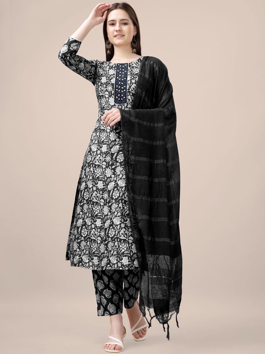 Rujave Women Floral Embroidered Regular Sequinned Kurta with Trousers & With Dupatta, Black
Rujave Women Floral Embroidered Regular Sequinned Kurta with Trousers & With Dupatta, Black