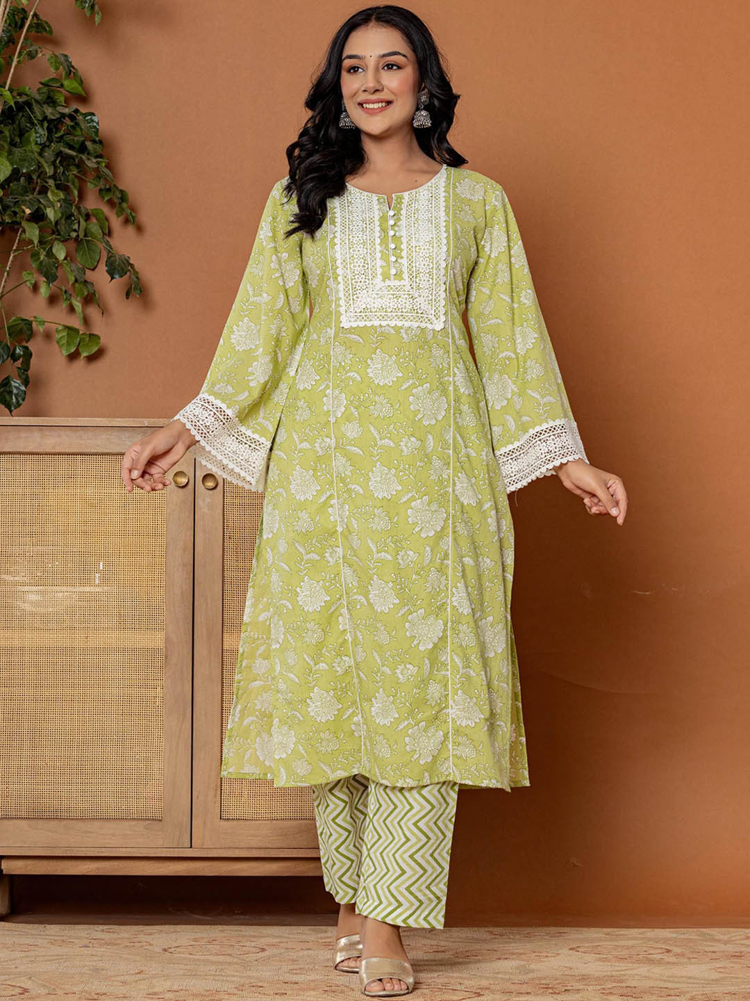 Rouhab Floral Printed Flared Sleeves Pure Cotton Lace Detail Straight Kurta With Trousers, Green
Rouhab Floral Printed Flared Sleeves Pure Cotton Lace Detail Straight Kurta With Trousers, Green