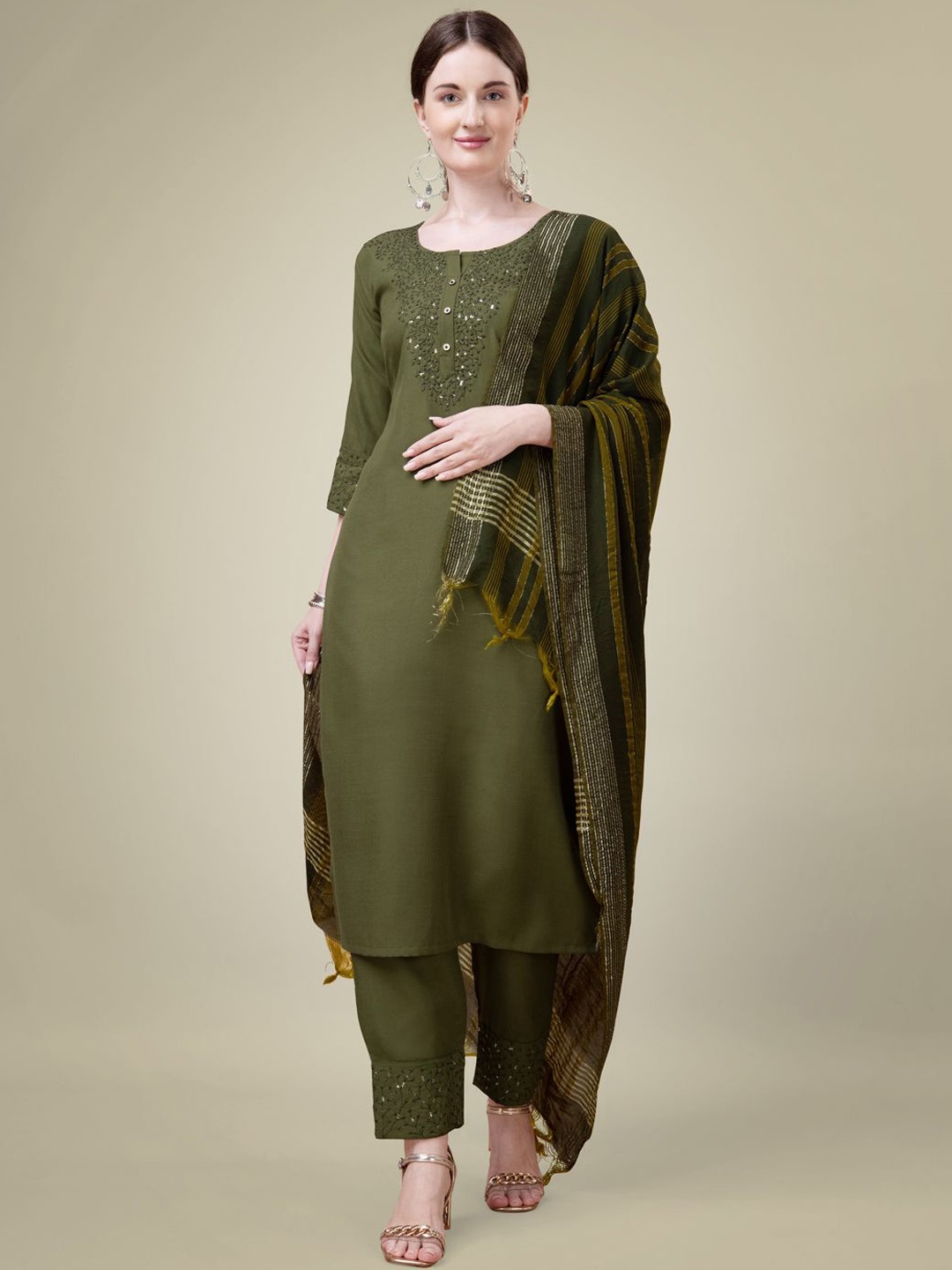 Rujave Women Ethnic Motifs Yoke Design Regular Thread Work Kurta with Trousers & With Dupatta, Sea green
Rujave Women Ethnic Motifs Yoke Design Regular Thread Work Kurta with Trousers & With Dupatta, Sea green