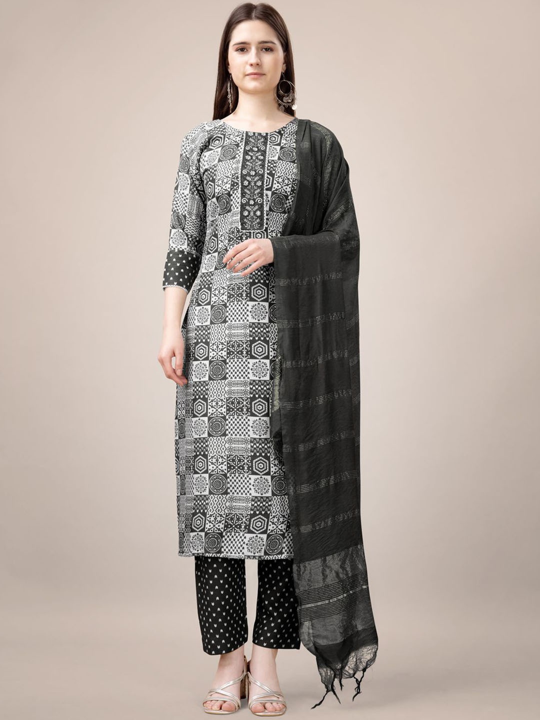 Rujave Women Embroidered Regular Sequinned Kurta with Trousers & With Dupatta, Black
Rujave Women Embroidered Regular Sequinned Kurta with Trousers & With Dupatta, Black