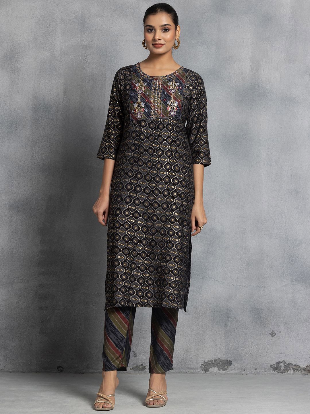 Rang by Indya Floral Printed Regular Thread Work Straight Kurta With Trousers, Black
Rang by Indya Floral Printed Regular Thread Work Straight Kurta With Trousers, Black